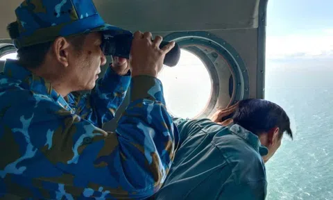 Điều trực thăng tìm kiếm 3 người mất tích trên biển Lý Sơn