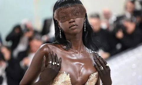 “Viên ngọc đen” Anok Yai đẹp ra sao mà lên ngôi cao nhất giới người mẫu?