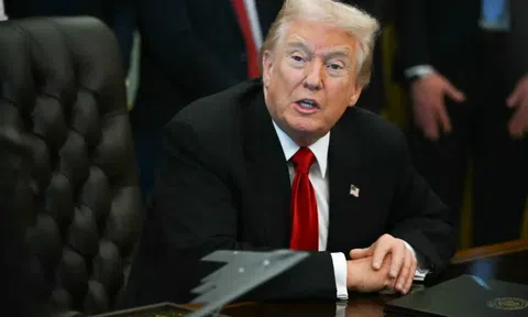 Ông Trump thúc đẩy mở cửa chính phủ, nhắc lại “lựa chọn hạt nhân”