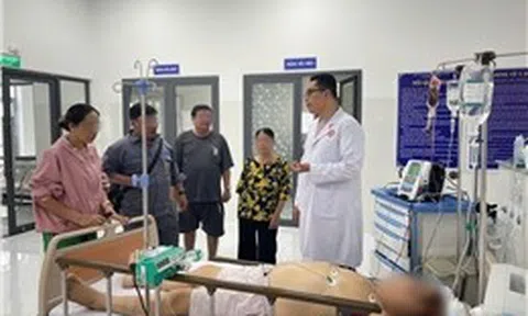 Bác sĩ luân phiên cứu sống bệnh nhân nguy kịch tại Côn Đảo trong bão Bualoi