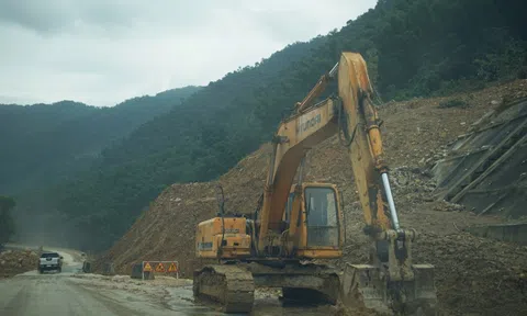 Nỗ lực khắc phục, cao tốc nối Đà Nẵng - Huế lưu thông trở lại sau sạt lở