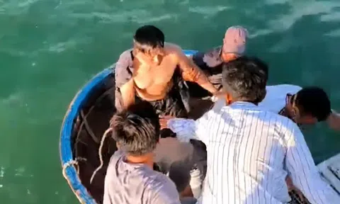 Cả 3 ngư dân bị sóng cuốn trôi được cứu, 2 người đã về Lý Sơn