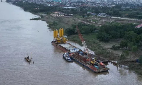 Hà Nội: Nhà thầu tập kết vật tư, thiết bị thi công cây cầu nghìn tỷ bắc qua sông Hồng