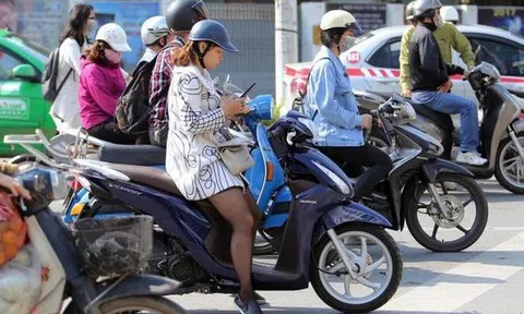 Cục CSGT giải đáp "dừng đèn đỏ sử dụng điện thoại có bị phạt?"