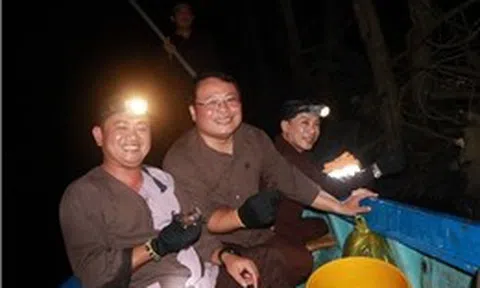 Trải nghiệm làm ‘thợ săn’ ba khía đêm ở đất mũi Cà Mau