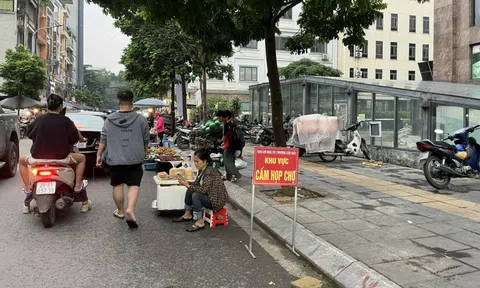 Họp chợ ngay cạnh biển "cấm họp chợ"