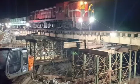 Khôi phục tuyến đường sắt Bắc-Nam sau 4 ngày gián đoạn do bão số 13