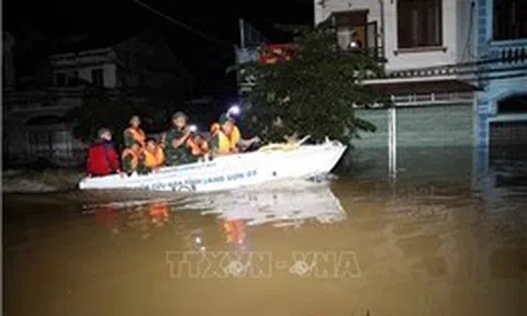 Xuyên đêm hỗ trợ người dân ở vùng 'rốn lũ' Lạng Sơn