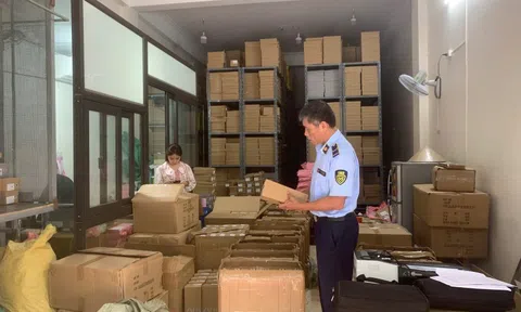 Thu giữ hơn 7.000 sản phẩm nghi giả nhãn hiệu ZARA tại Hà Nội