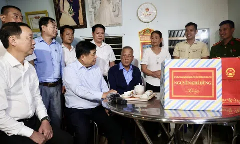 Phó Thủ tướng Nguyễn Chí Dũng thăm hỏi, động viên các gia đình bị ảnh hưởng bởi mưa lũ tại Huế