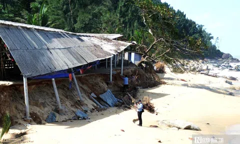 Chùm ảnh: Bãi biển tuyệt đẹp ở Huế bị sóng dữ “xóa sổ” chỉ sau một đêm