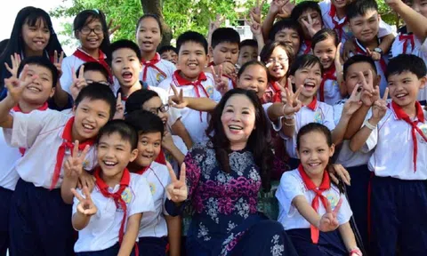 Nhiều trường từ chối nhận hoa 20/11, mong đổi thành sách vở cho học sinh