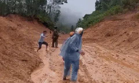 Đất đá trên núi bất ngờ ào ạt trút xuống, người dân vứt xe máy tháo chạy