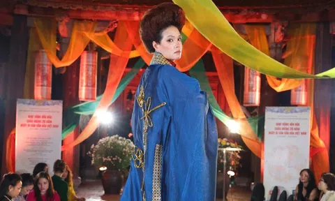 Người mẫu Thuỷ "Ma Cây": Mẹ bỉm U50 vẫn trình diễn áo dài