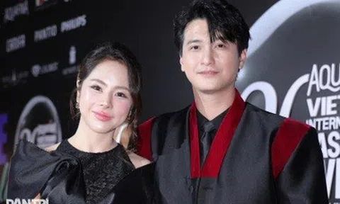 Huỳnh Anh và vợ hơn 6 tuổi mặc đồ đôi, tình tứ trên thảm đỏ ở Hà Nội