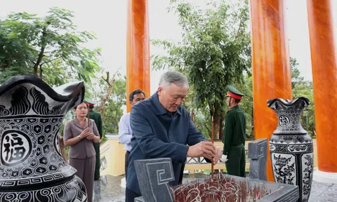 Phó Thủ tướng Thường trực Nguyễn Hòa Bình dâng hương tưởng niệm các anh hùng liệt sĩ tại Di tích lịch sử Chiến thắng Kon Braih