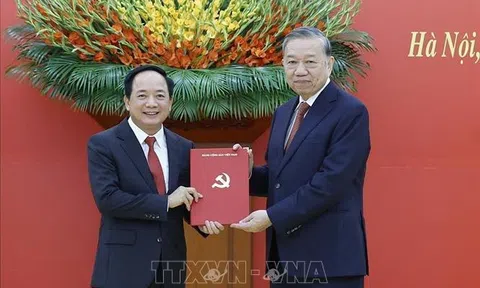 Tổng Bí thư Tô Lâm trao các quyết định bổ nhiệm Trưởng Ban Tuyên giáo và Dân vận Trung ương và Phó trưởng ban Thường trực Ban Nội chính Trung ương