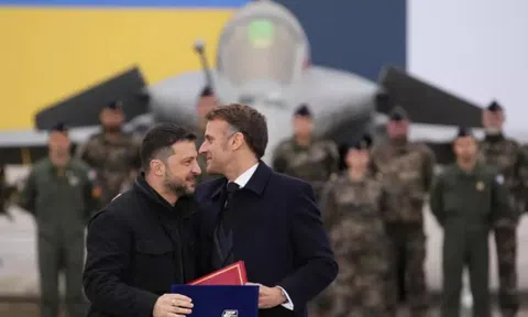Ông Zelensky có “một ngày tuyệt vời” ở Paris với 100 máy bay Rafale
