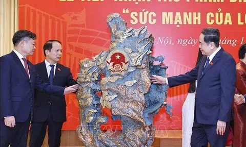 Chủ tịch Quốc hội dự Lễ tiếp nhận tác phẩm điêu khắc ánh sáng 'Sức mạnh của lòng dân'