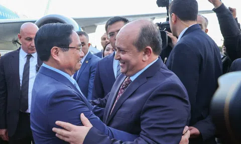 Thủ tướng Sifi Ghrieb ra sân bay đón Thủ tướng Phạm Minh Chính thăm chính thức Algeria