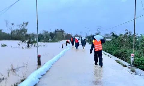 Lũ khẩn cấp trên các sông ở Khánh Hòa và Gia Lai