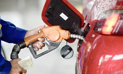 Giá xăng giảm nhẹ