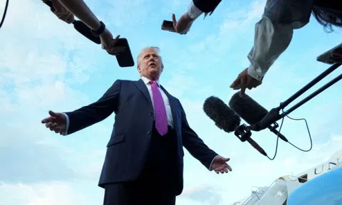 Ông Trump đoán Fed chuẩn bị “cắt giảm mạnh” lãi suất