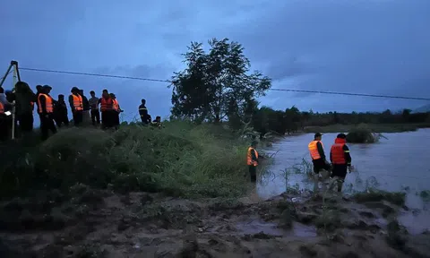 Vượt dòng lũ chảy xiết, Bộ đội, Công an giải cứu 33 người dân bị cô lập