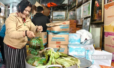 Người dân Quảng Ngãi tất bật gói bánh chưng, gom nhu yếu phẩm gửi đồng bào vùng lũ