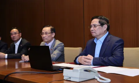 Thủ tướng: Huy động mọi lực lượng, bằng mọi cách cứu người trong mưa lũ