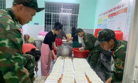 Hàng chục bếp cơm dã chiến tiếp sức bà con vùng lũ