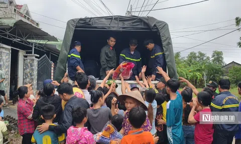 Hộp cơm trong lũ