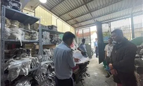 TP Hồ Chí Minh: Tạm giữ 1.500 áo khoác không rõ nguồn gốc được rao bán trên mạng xã hội