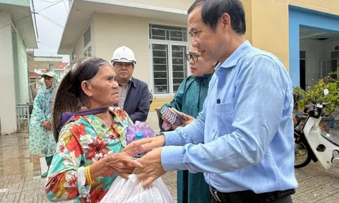 Phó Bí thư Đảng ủy MTTQ, các đoàn thể Trung ương Nguyễn Thái Học trao qua hỗ trợ người dân bị thiệt hại do mưa lũ