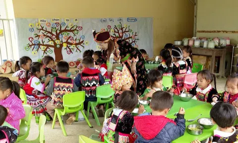 ‘Cô Pay bản Mông’ và câu chuyện giáo viên cắm bản