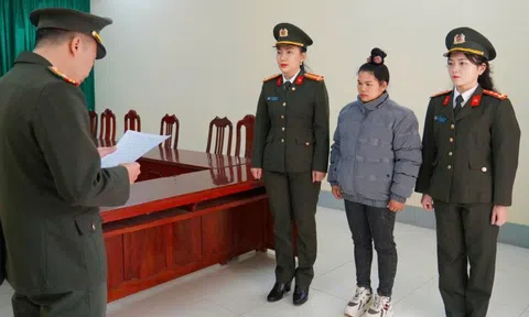 Bắt đối tượng bán giấy phép lái xe giả cho người không biết chữ