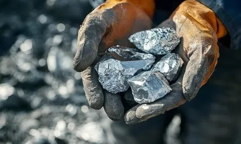 THỊ TRƯỜNG HÀNG HÓA: Giá bạc tăng vọt 4,5%, dầu trở lại mốc 60 USD/thùng