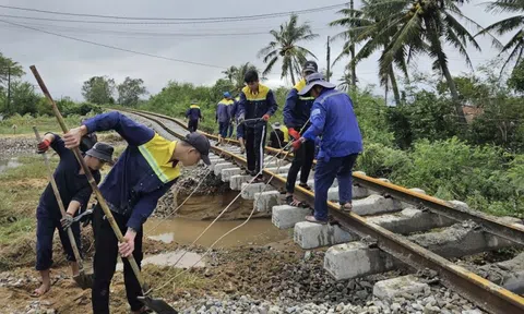 Dự kiến thông tuyến đường sắt Bắc – Nam sau 8 ngày gián đoạn do mưa lũ miền Trung