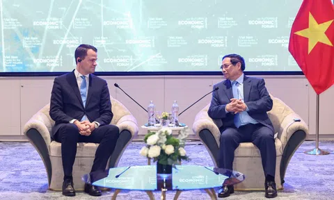 Thủ tướng đề nghị WEF đưa Diễn đàn Kinh tế mùa Thu thành sự kiện thường niên