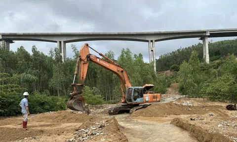 Khẩn trương thông tuyến giao thông huyết mạch, chủ động ứng phó bão số 15