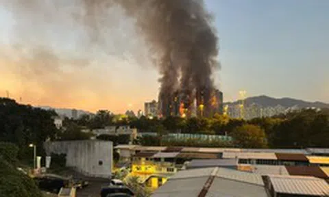 Hỏa hoạn nghiêm trọng ở Hồng Kông: Lửa vẫn bùng phát dữ dội, hàng chục người thương vong