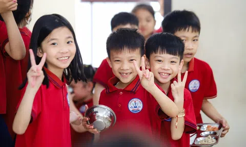 Phí đón con muộn - gửi sớm và hàng loạt khoản thu đối với phụ huynh Hà Nội