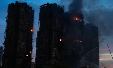 Hỏa hoạn nghiêm trọng ở Hồng Kông: Lửa cháy xuyên đêm, hé lộ nguyên nhân đám cháy lan nhanh