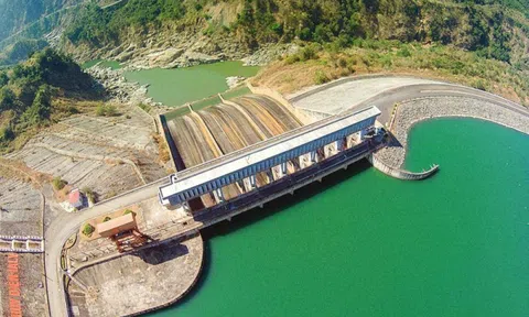 Thủy điện Hủa Na (HNA): Người nhà lãnh đạo thoái sạch vốn khi cổ phiếu thủng đáy ngắn hạn, lợi nhuận 9 tháng vượt 200% kế hoạch