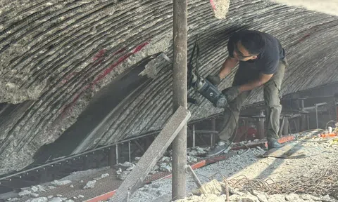 Rào chắn, sửa chữa chân cầu Vĩnh Tuy sau vụ cháy bãi giữ xe