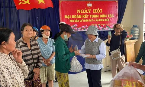 Trường THPT Đinh Tiên Hoàng ủng hộ bà con vùng lũ