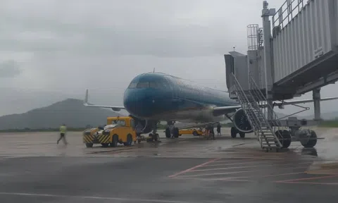 68 chuyến bay phải đổi hướng tránh bão số 15