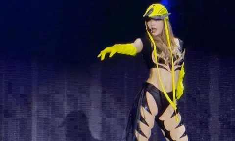 Bộ trang phục biểu diễn “mặc như không mặc” của Lisa gây tranh cãi