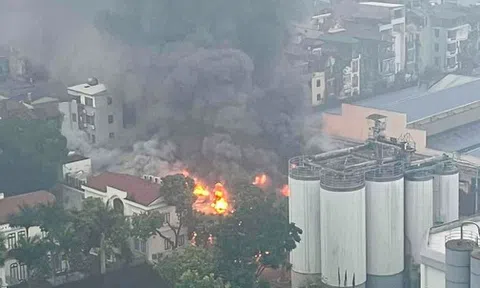 Cận cảnh hiện trường vụ cháy tại Nhà máy bia Hà Nội, khói bốc cao hàng chục mét