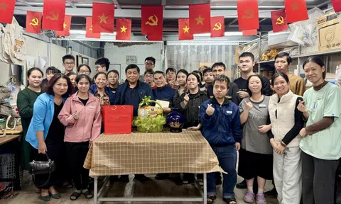 Phó Thủ tướng Nguyễn Chí Dũng thăm, tặng quà người khuyết tật